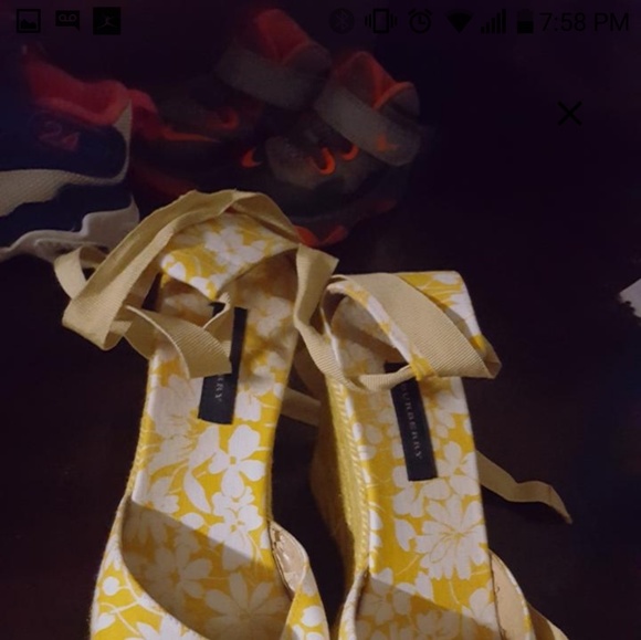 Lovely yellow BurBerry floral flower pumps wedges - Picture 2 of 4